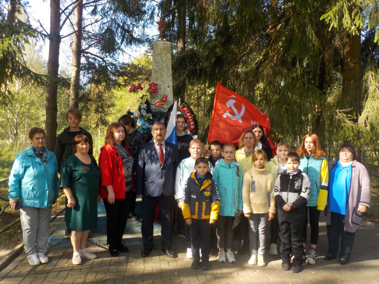 Митинг у памятника в д. Лужница.